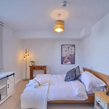 Modern And Spacious Apartment Bristol