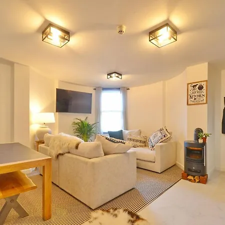 Modern And Spacious Apartment